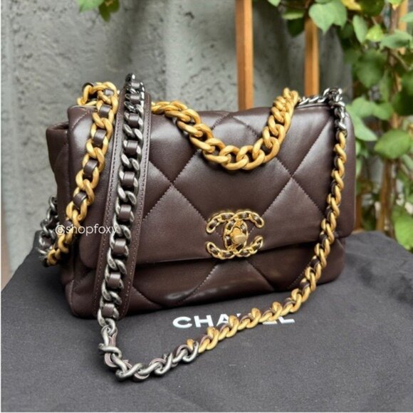 Chanel Medium 19 Shiny Lambskin Quilted Flap Crossbody - Picture 1 of 16